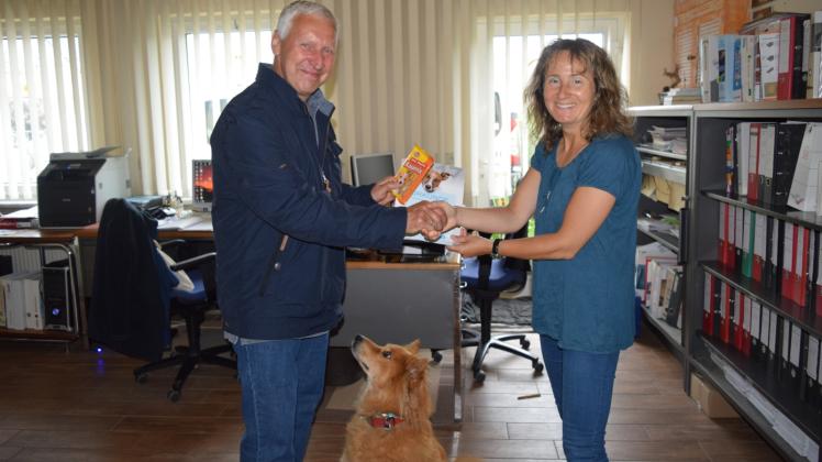 Überreichte die Urkunde und Leckerlis: Manfred Poniatowski vom Schwaaner Tierschutzverein. Jana Weidler und ihre Hündin Kira haben beim „Kollege Hund“-Aktionstag mitgemacht – beide sind auch auf Arbeit unzertrennlich.  