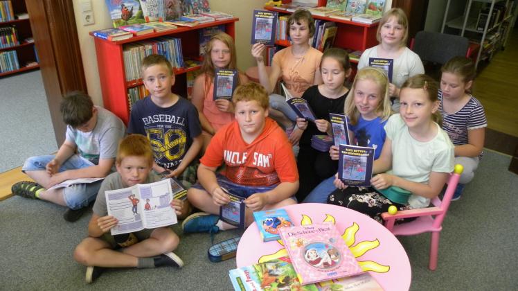 Schüler der Klasse 4a besuchten am Mittwoch die Bibliothek, um gemeinsam mit Bibliothekarin Sabine Saalmann, den Büchergeist zu finden. Belohnt wurden sie am Ende mit dem Bibliotheksführerschein.  Fotos: roswitha spöhr 