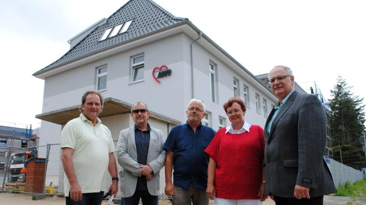 Stellten die Wohnanlage vor: Karsten Bunsen, Gerd Riesner, Claus Jürgen Jähnig, Ute Werstat und Axel Mielke (v.l.)  