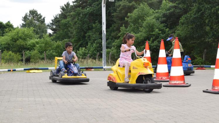Vollgas geben auf dem Basketballplatz.Dazu waren die Funcars da.