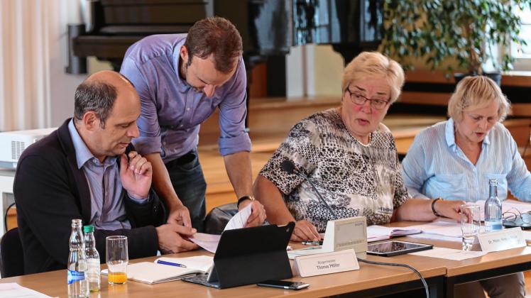 Beratungsbedarf im Präsidium während der Diskussion.