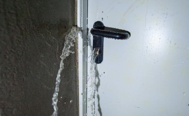Wasser strömt nach schweren Niederschlägen in Bad Bevensen (Niedersachsen) aus dem Rahmen sowie dem Schlüsselzylinder einer Kellertür.