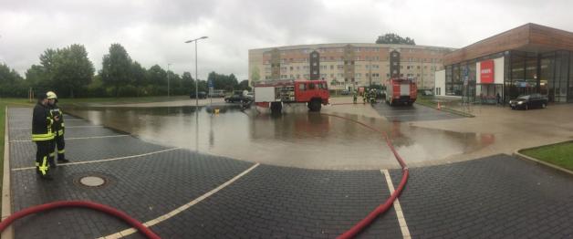 Der Parkplatz des Ludwigsluster Penny-Marktes stand teilweise unter Wasser.
