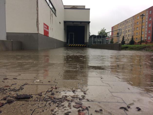 Die Rampe zum Wareneingang im Ludwigsluster Penny-Markt stand infolge  des starken Regens unter Wasser.