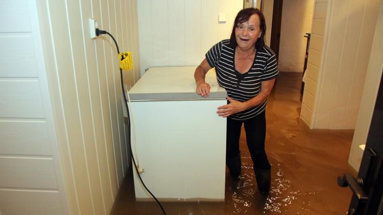 Bei Monika Neumann standen knapp 20 Zentimeter Schmutzwasser im Keller, die abgepumpt wurden.   