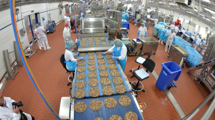 Pizzaproduktion bei Dr. Oetker in Wittenburg, auch hier sind Schichten normal. Doch im Gegensatz zu anderen Firmen hat das Weltunternehmen bisher keine Probleme, Bewerber zu finden.