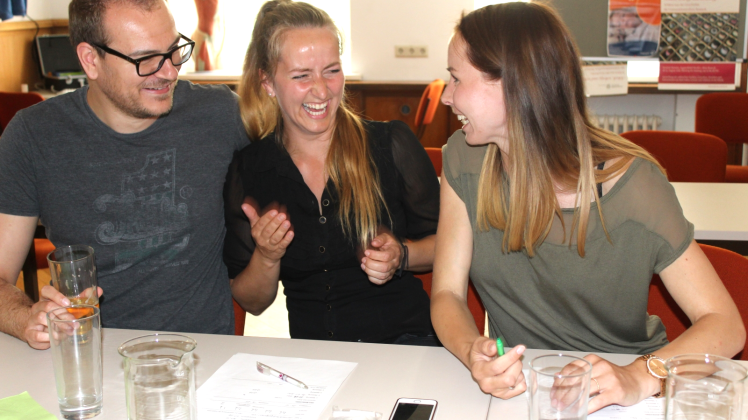 Ausgelassen:  Carlo Stöwer, Shanna Dshunussowa und Sarina Kleiminger amüsieren sich schon bei Halbzeit des Tests köstlich.  