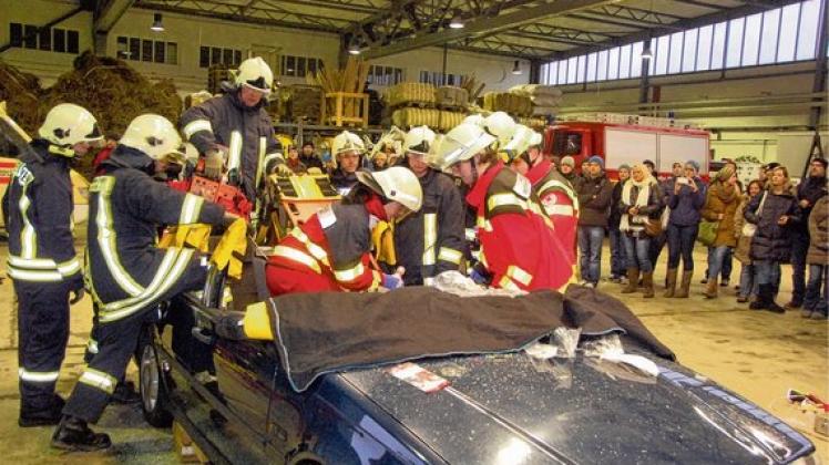 Feuerwehrleute aus Keitum und Teilnehmer von Docdidac üben Menschenrettung nach einem Autounfall.  Foto: Reußner