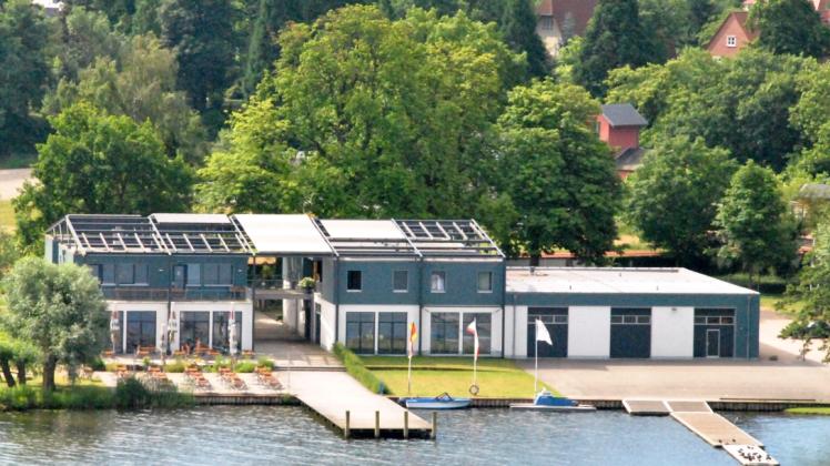 Modern und einladend: Das neue Vereinshaus der Schweriner  Rudergesellschaft bietet Bootshalle, Gastronomie und Krafträume.