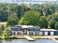 Modern und einladend: Das neue Vereinshaus der Schweriner  Rudergesellschaft bietet Bootshalle, Gastronomie und Krafträume.