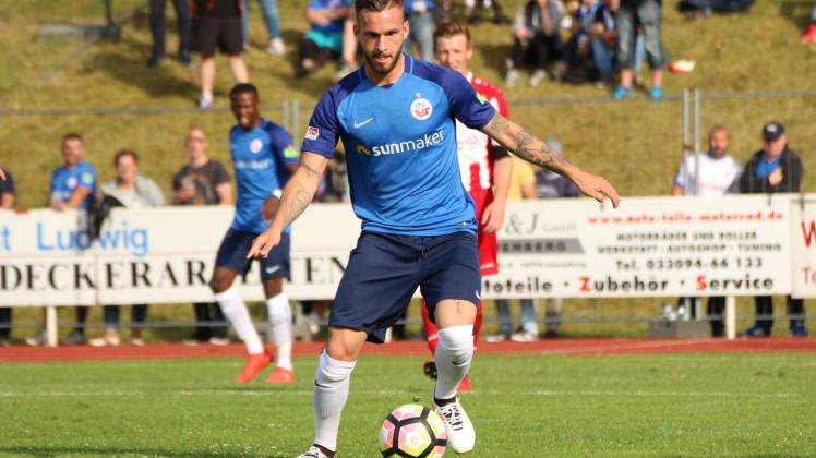 Will Verantwortung in der neuen Truppe des FC Hansa übernehmen: Linksverteidiger Fabian Holthaus sieht das gute Miteinander im Team als positive Entwicklung. Will Verantwortung in der neuen Truppe des FC Hansa übernehmen: Linksverteidiger Fabian Holthaus sieht das gute Miteinander im Team als positive Entwicklung.