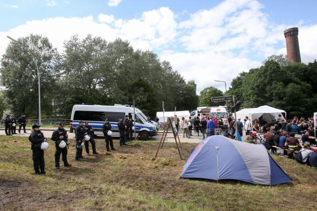 Die Polizei blockiert die Zufahrt zum Elbpark Entenwerder. Die Polizei blockiert die Zufahrt zum Elbpark Entenwerder.