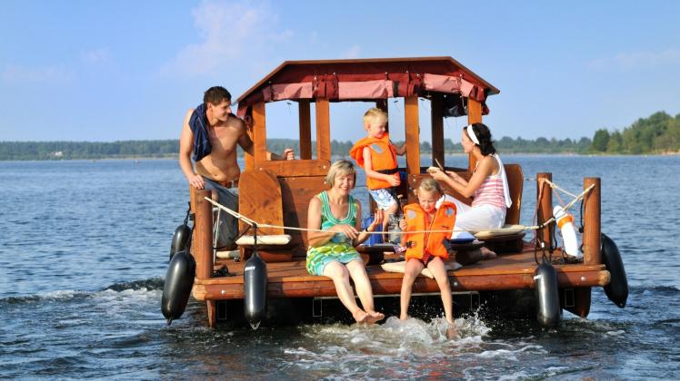 Fahrten auf Flößen und Hausbooten sind besonders bei Familien beliebt.  Fotos: Tourismusverband 