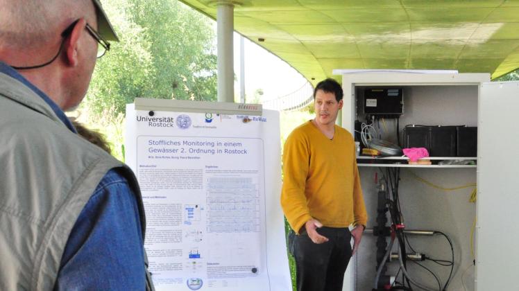 An der Messstation am Schmarler Bach erklärt Boris Richter vom Lehrstuhl für Wasserwirtschaft der Universität Rostock das Projekt und zu welchen Ergebnissen die Forscher gekommen sind. 
