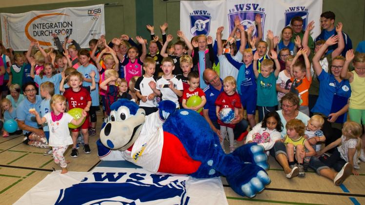 HSV-Maskottchen Dino Hermann besuchte die Kinder zum Sport- und Begenungsfest in Wittenburg.