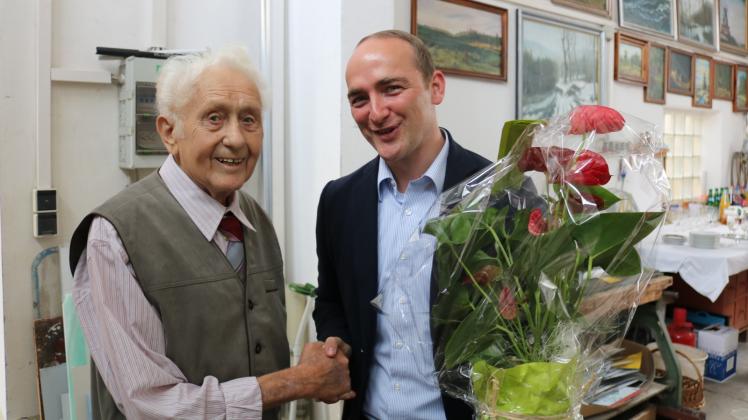 Gratulationen zum 90. Geburtstag: Zu Günter Borgwardts Gratulanten zählte auch Bützows Bürgermeister Christian Grüschow (r.).  