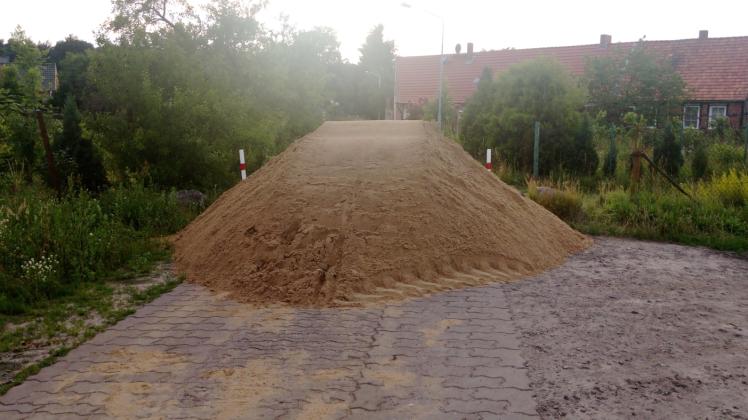 Mit Sand will die Gemeinde Breese ordnungswidrige Durchfahrten im Weisener Weg verhindern.  