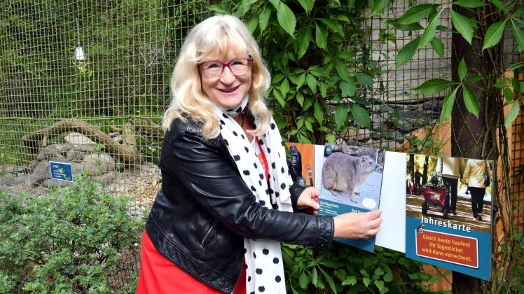 Lotto-MV-Geschäftsführerin Barbara Becker vor dem Revier der Kap-Klippschliefer am Vogelhaus im Zoo Rostock. 
