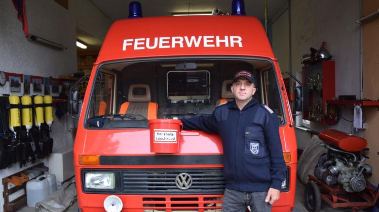 Mit dem Haushalts-Löschkübel möchte Wehrführer Frank Thalheim auf die Situation der Freiwilligen Feuerwehr von Vorbeck/Kambs aufmerksam machen.     