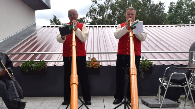 Die Alphornbläser Baldur Beyer (links) und Klaus Schröder spielten auf der Palliativstation der Warnow Klinik auf ihren über drei Meter langen Instrumenten. Der Klang der Hörner wird über zehn Kilometer weit getragen.  