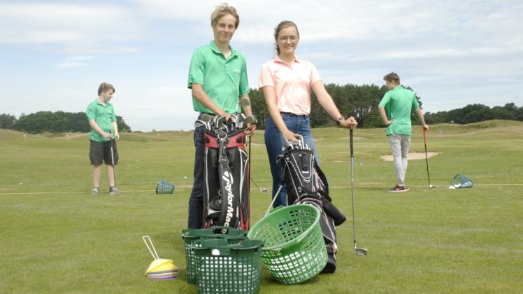 Ihr Golflehrer bescheinigt ihnen viel Talent: Judith Heuchert und Torge Kopplin vom Pädagogium in Schwerin. Die beiden Neuntklässler nahmen ein Jahr lang am Projekt „Abschlag Schule“ teil. 