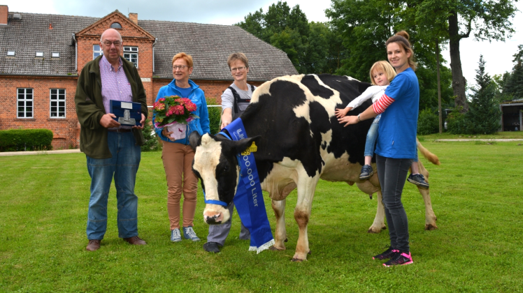 Freude über die 100 000-Liter-Kuh: Piet Ritsema, Heleen Vermij, Ramona Milhahn, sowie Marie-Luise Lischner mit Nele Neugebauer (v. l.) auf dem Arm. 