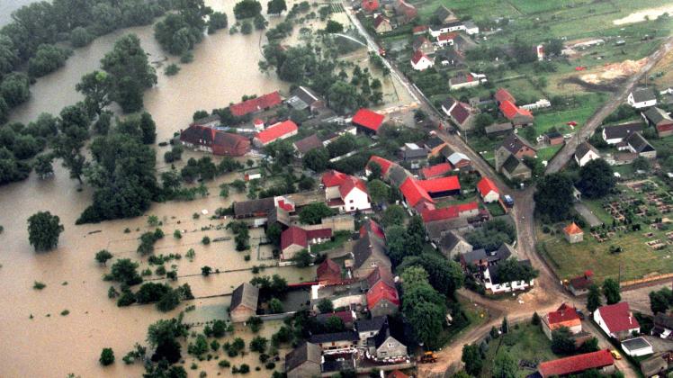 Blick auf die überschwemmte Ortschaft Ratzdorf. 20 Jahre nach der Jahrhundertflut an der Oder ist die Gefahr extrem hoher Pegelstände in Flüssen der Region nicht gebannt. 