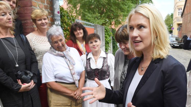 Ministerpräsidentin Schwesig  besuchte am ersten Tag nach ihrer Amtsübernahme den Stralsunder Traditionsverein.  