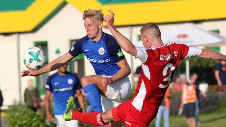 Umkämpfte Partie zwischen dem FC Hansa und dem Güstrower SC: Willi Evseev (links) setzt sich in dieser Szene gegen GSC-Spieler Marvin Bartelt durch. Umkämpfte Partie zwischen dem FC Hansa und dem Güstrower SC: Willi Evseev (links) setzt sich in dieser Szene gegen GSC-Spieler Marvin Bartelt durch.