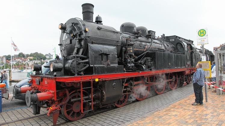 Der Sonderzug mit der Dampflok darf die Dampf-Fans nicht von Hamburg in den Flensburger Bahnhof bringen.