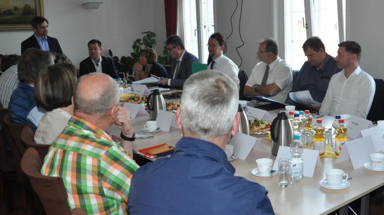 Große Runde im Goldberger Rathaus: Gemeinsam mit Finanzminister Mathias Brodkorb wird übers FAG diskutiert.  