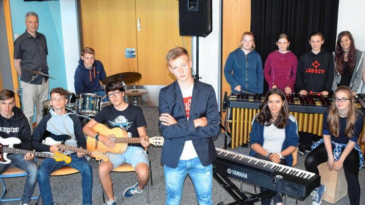 Die Schüler der 9 c und Musiklehrer Arno Gertz (hinten, links) haben  die Situation an der Schule künstlerisch verarbeitet. Rajk Hammond-Norden  (vorn) singt  dazu einen coolen Rap.