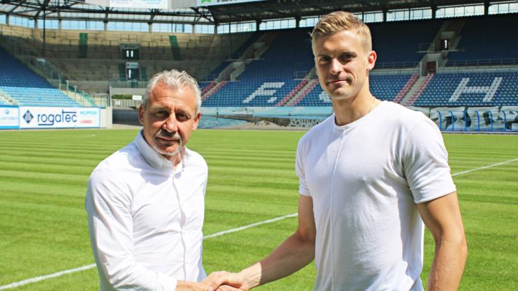 Wunschspieler für die neue Saison: Hansa-Trainer Pavel Dotchev und Innenverteidiger Oliver Hüsing (rechts) freuen sich auf eine gute Spielzeit.  