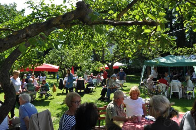 Im Pfarrgarten genießen jeden Donnerstag etwa 140 Gäste die selbst gebackenen Torten und Kuchen. Fotos: akin Im Pfarrgarten genießen jeden Donnerstag etwa 140 Gäste die selbst gebackenen Torten und Kuchen. Fotos: akin