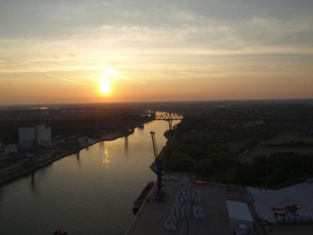 Die Rendsburger Hochbrücke ist zu Beginn der Ballonreise ins Licht des Sonnenaufgangs getaucht.