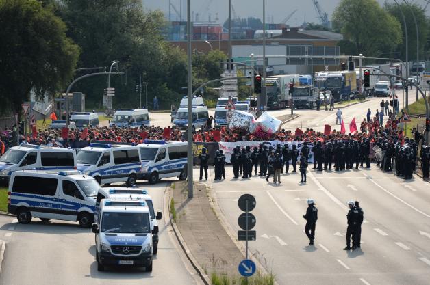Polizisten sichern die Demonstration „Gegen die Logistik des Kapitals“ in der Hafencity. 