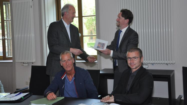 Werbung in eigener Sache: Dr. Claus Cartellieri (hinten links) vom „Freundeskreis Orgel“ übergibt Finanzminister Mathias Brodkorb ein kleines Geschenk. Mit dabei Thomas Schwarz und Frank Junge. 