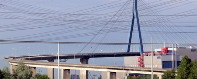 Das Wahrzeichen muss weichen: Die Köhlbrandbrücke ist für die kommende Generation von Containerriesen zu niedrig - und weist bereits mehr als 5000 Schadstellen auf. Das Wahrzeichen muss weichen: Die Köhlbrandbrücke ist für die kommende Generation von Containerriesen zu niedrig - und weist bereits mehr als 5000 Schadstellen auf.