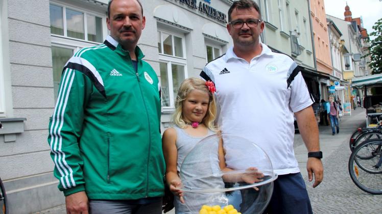 FKPR-Chef Mike Schläger, Losfee Hannah und Silvio Wöllmann (v. l.) ermittelten die Pokalrunden.  