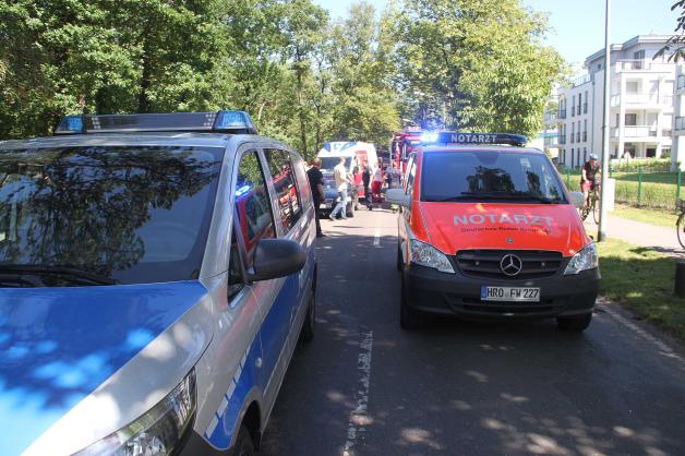 Schwerer Unfall legt Verkehr in Warnemünde lahm: Zwei Autos stoßen frontal auf Parkstraße zusammen - 3 Verletzte