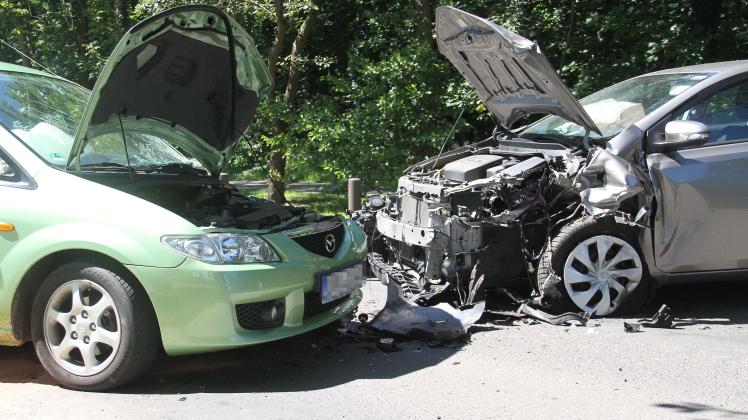 Schwerer Unfall legt Verkehr in Warnemünde lahm: Zwei Autos stoßen frontal auf Parkstraße zusammen - 3 Verletzte