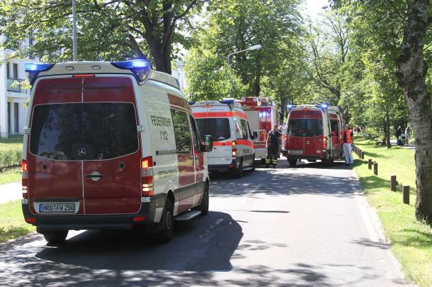 Schwerer Unfall legt Verkehr in Warnemünde lahm: Zwei Autos stoßen frontal auf Parkstraße zusammen - 3 Verletzte Schwerer Unfall legt Verkehr in Warnemünde lahm: Zwei Autos stoßen frontal auf Parkstraße zusammen - 3 Verletzte