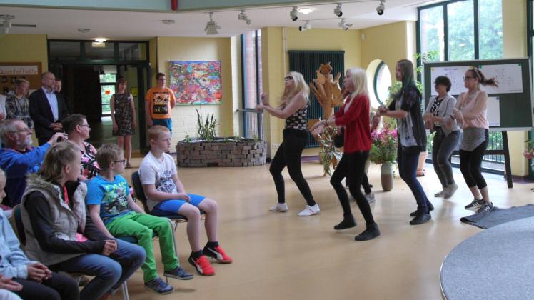 Rhythmus im Blut: Die Tanzgruppe der Berufsreife-Klasse bei ihrem Auftritt in der Aula Fotos: monika maria degner 