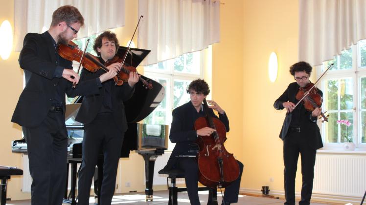 Die Festspiel-Preisträger „Vision String Quartet“ spielte in der Gaststätte der Marina Nord. Die Festspiel-Preisträger „Vision String Quartet“ spielte in der Gaststätte der Marina Nord.