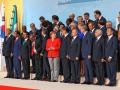 Familienfoto mit rotem Tupfer: Angela Merkel mit Staats- und Regierungschefs. 