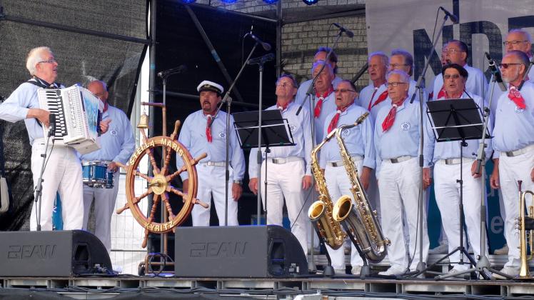 Shantys sind in Warnemünde angesagt und zogen am Sonnabend viele Fans zum Leuchtturm. Der Chor Stella Maris aus Kyritz nimmt regelmäßig und gerne teil.  