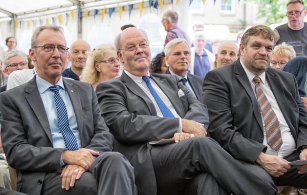 Gäste im Festzelt: Landrat Wolfgang Buschmann, Innenminister Hans-Joachim Grote und Propst Helgo Jacobs (von links).
