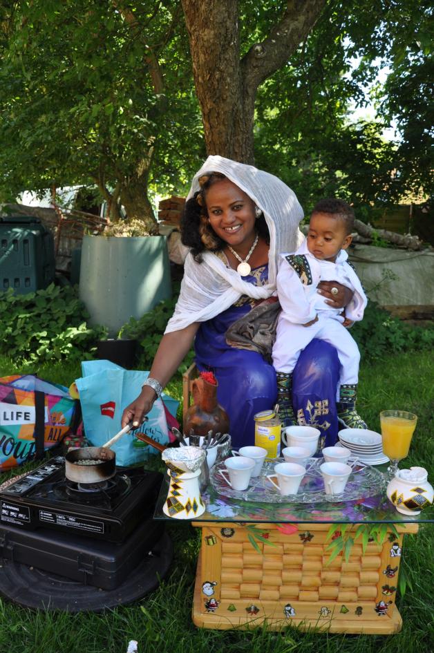 Wie Kaffee in ihrem Heimatland Eritrea gebraut wird, zeigte Saba Tekeste mit Sohn Rimon.