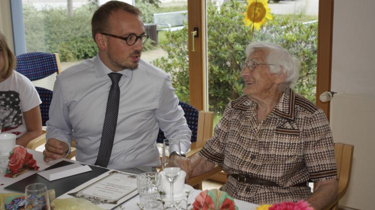 Vergnügt plauderte Elli Roggmann an ihrem 102. Geburtstag mit den Gästen, unter anderem Grabows Bürgermeister Stefan Sternberg.  