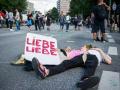 Ein Pärchen  nach der Demonstration „Grenzenlose Solidarität statt G20“ 
